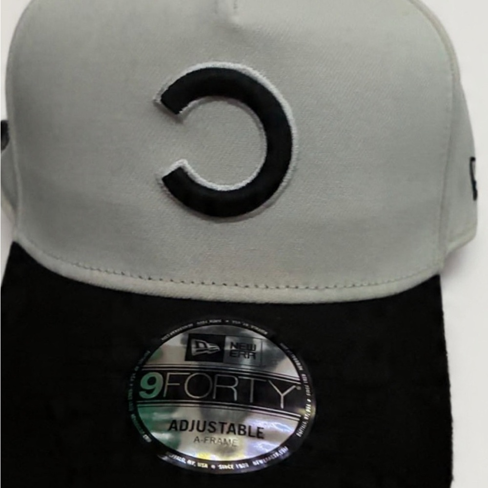 New Era 9FORTY Cap in Black and white